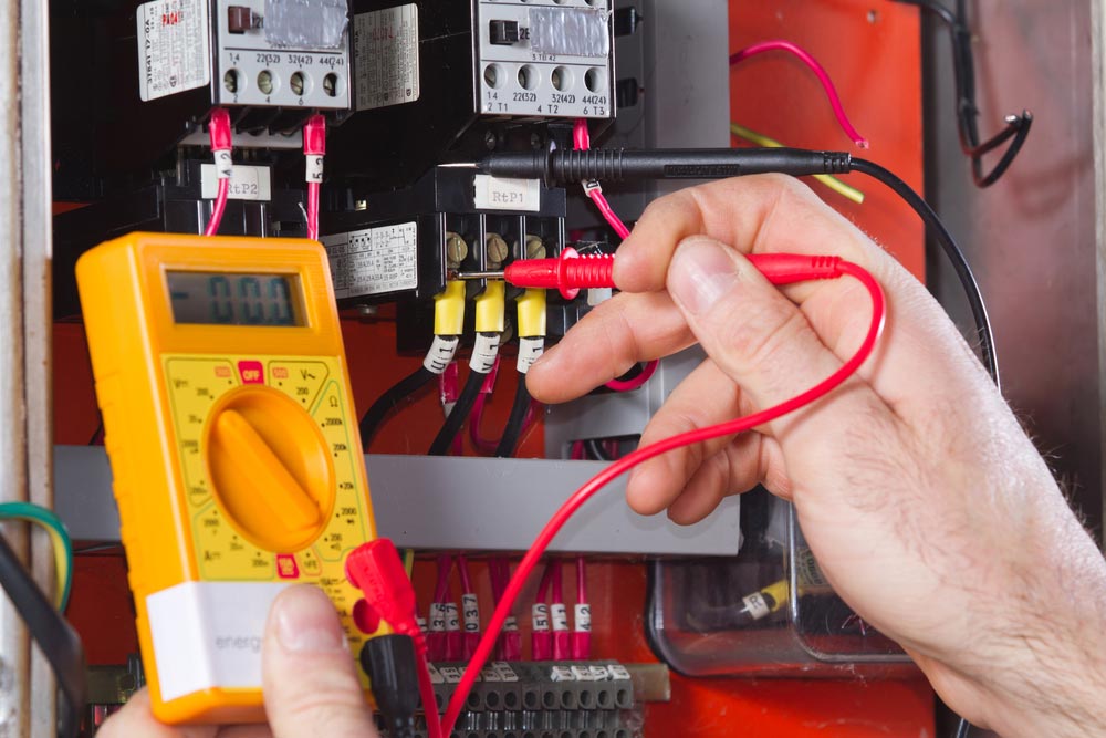 Prüfung elektrischer Anlagen: Wann und warum sie durchgeführt werden muss